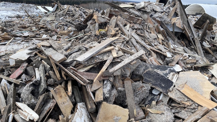 Un amas de vieux morceaux de bois et autres matériaux de construction.