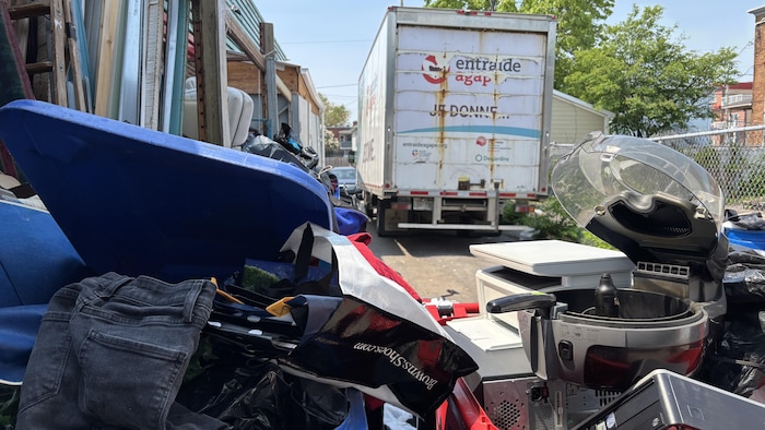 Outre les objets défectueux, l’organisme Entraide Agapè reçoit aussi des articles en bon état, mais en dehors des heures d’ouverture.