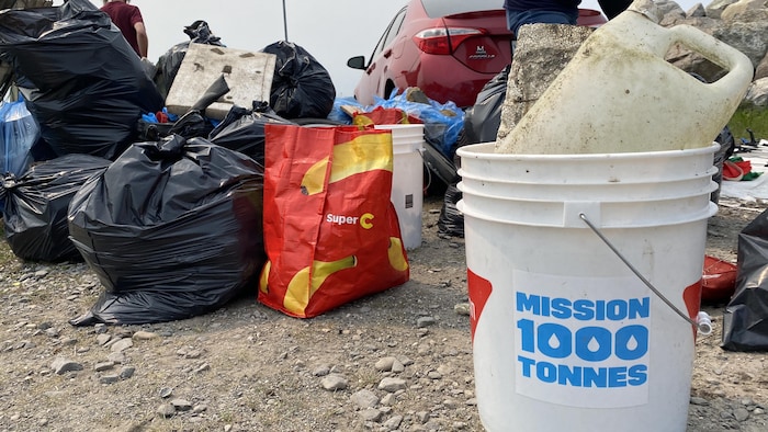 Des déchets sur une plage.