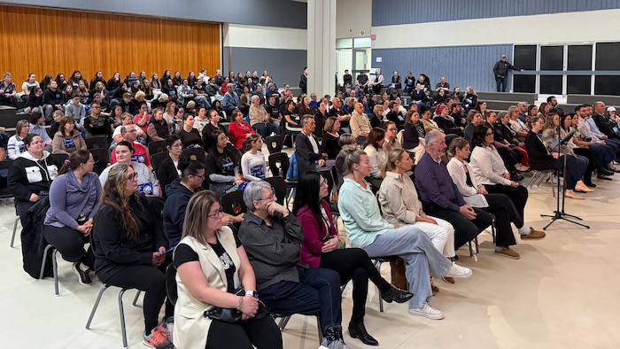 Près de 200 personnes assistent à une rencontre.