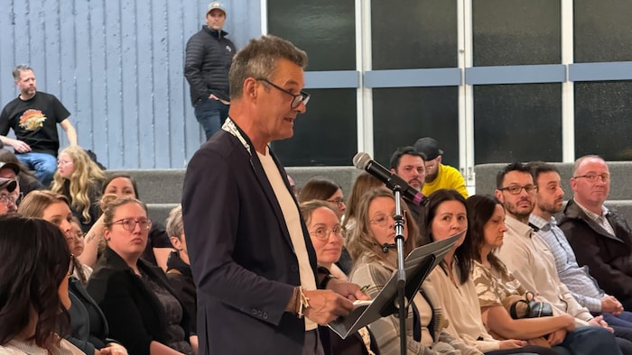 Michel Gagnon s'adresse aux responsables de l'école Natagan.