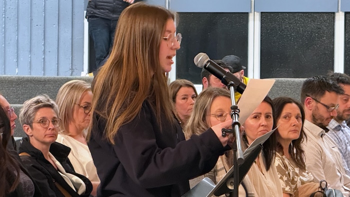 Zoé Demers livre un plaidoyer lors d'une rencontre.
