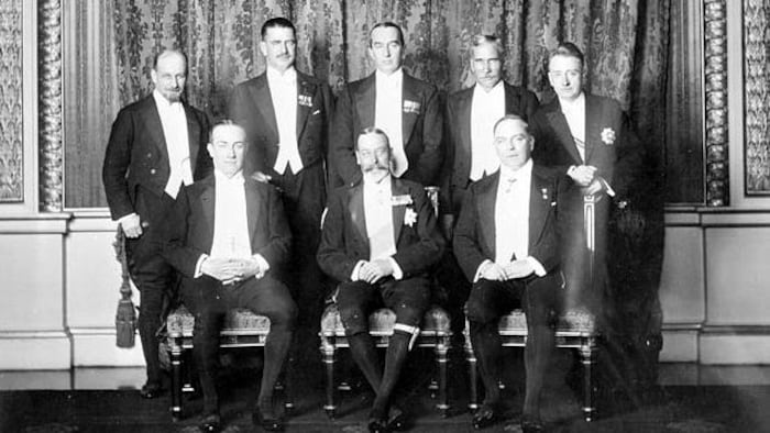 Photo d'archive sur laquelle posent George V et les premiers ministres des dominions de l'Empire britannique.