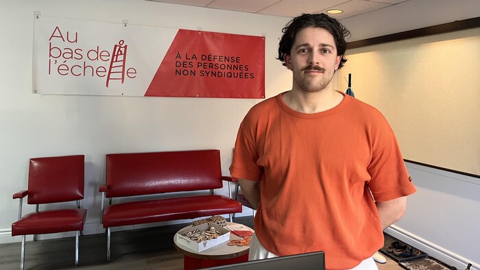 Un homme debout dans un local. 