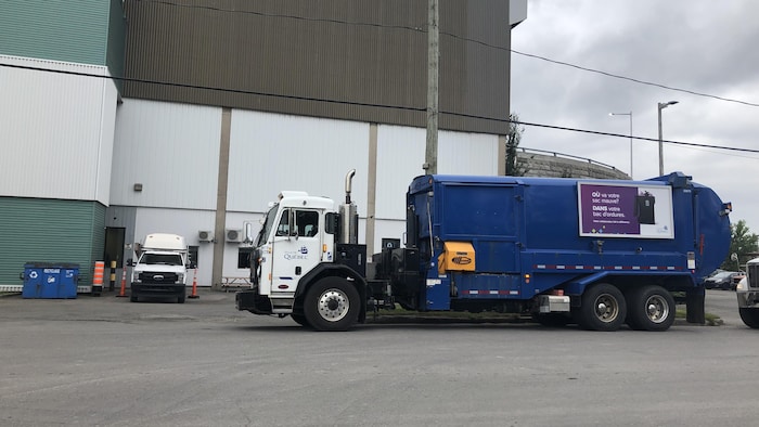 Un camion de collecte des ordures de la Ville de Québec est stationné devant l’incinérateur.