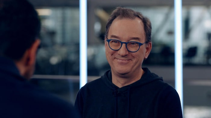 Le journaliste Gildas Meneu, de l'émission L'épicerie, lors de lad   transition  sur le plateau des Décrypteurs.
