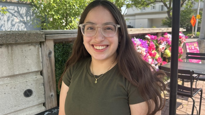 Une femme souriante.