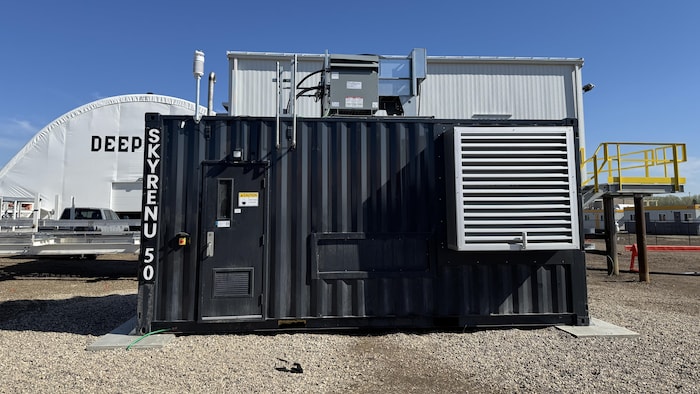 Un conteneur sur le site de l'entreprise de Deep Sky, à Innisfail, en Alberta, en mai 2025.