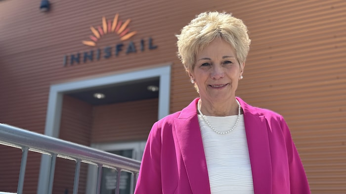 Portrait de Jean Barclay devant la mairie d’Innisfail, en Alberta, en mai 2025.