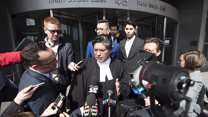 Deepak Paradkar quitte le palais de justice après le refus de la mise en liberté sous caution d’un de ses clients, à Hamilton, le mardi 11 avril 2017.