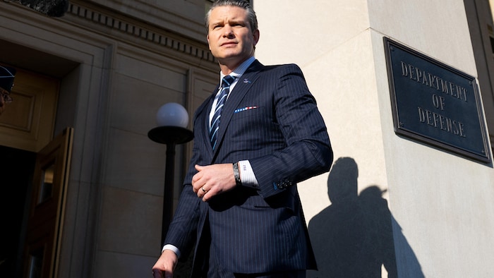 Le secrétaire américain à la défense, Pete Hegseth, s'adresse aux médias lors de son premier jour officiel au Pentagone, à Washington,