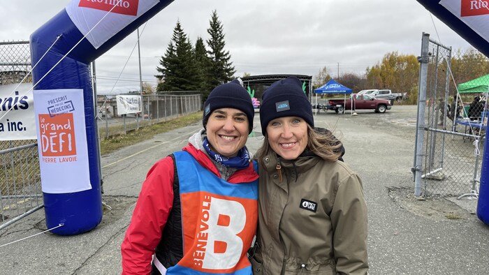 deux femmes se tiennent l'une à coté de l'autre sur un site de course