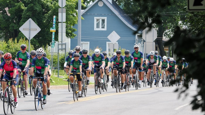 Un peloton de cyclistes.