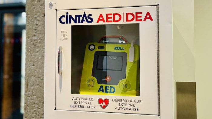 Un défibrillateur.