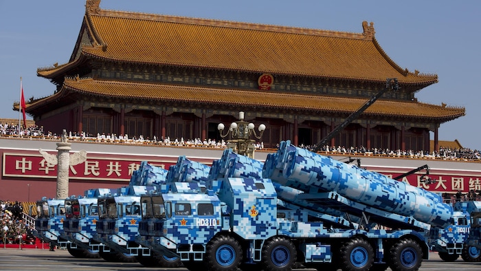 Des missiles de croisière chinois défilent sur la place Tiananmen, en Chine.