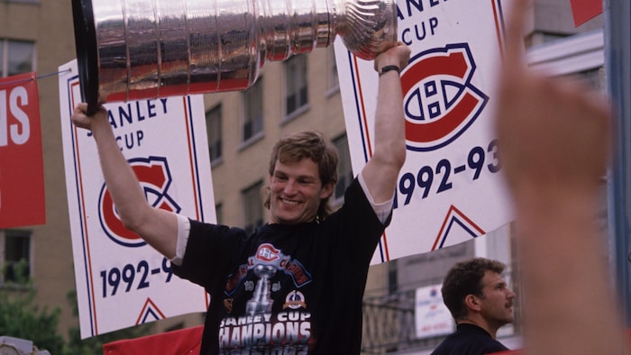 Kirk Muller soulève la coupe Stanley sur un chariot aux couleurs du Canadien de Montréal.