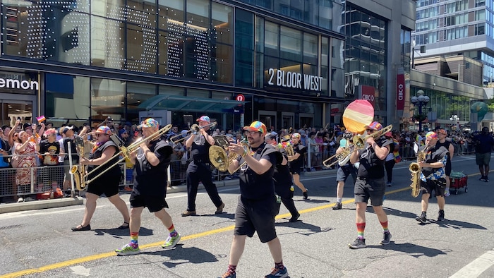 Une fanfare joue pendant le défilé.