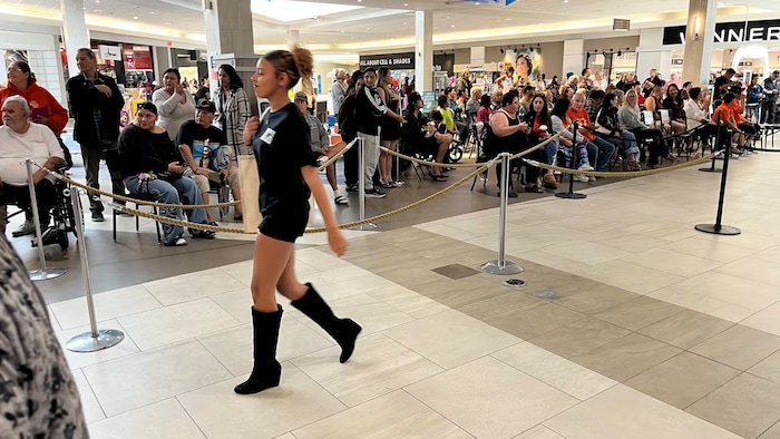 chandail, short et bottes hautes.