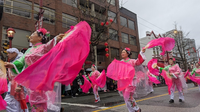 Des danseuses en costumes traditionnels au défilé dans le Chinatown de Vancouver, le 11 février 2024.