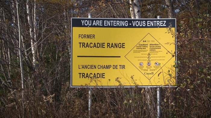 Une pancarte annonce le point d'entrée de l'ancien champ de tir de Tracadie. 