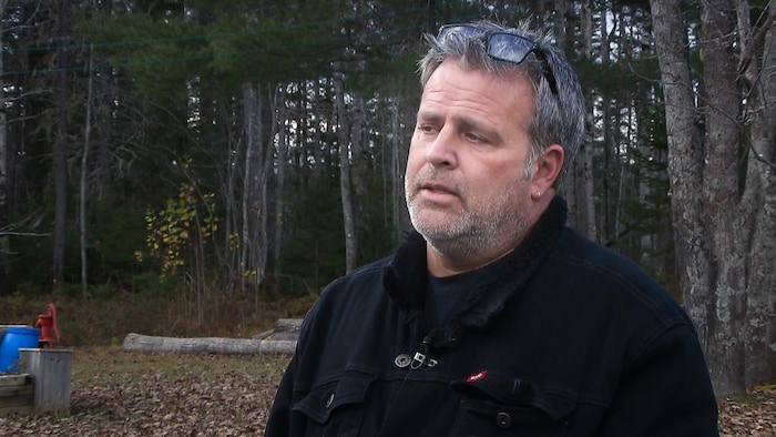 Paul Losier près d'un boisé.