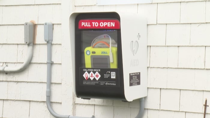 Un nouveau défibrillateur externe automatisé à l'extérieur d'un bâtiment.