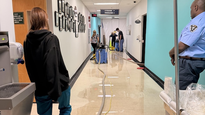 Les corridors de l'Hôpital Sainte-Croix de Drummondville après un dégât d'eau.