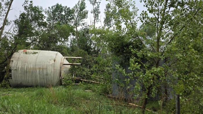 Un silo renversé sur le sol.