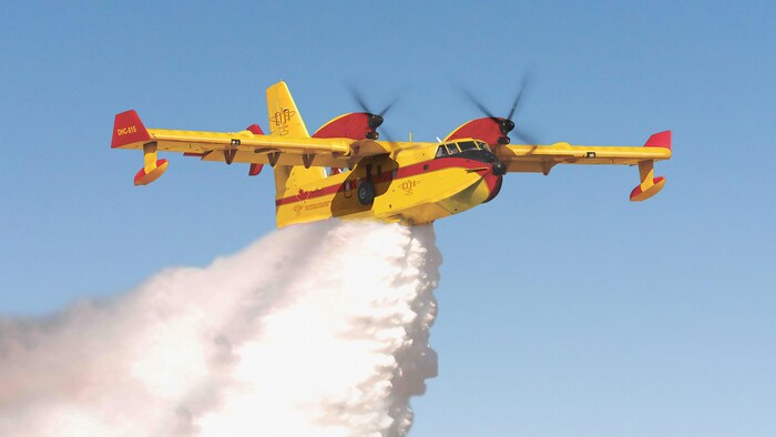طائرة قاذفة للمياه كندية الصنع من طراز ’’دي إتش سي - 515‘‘، قادرة على إلقاء 6000 ليتر من الماء في 12 ثانية.