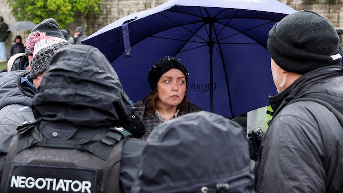 Deirdre Hargey, membre du parti irlandais Sinn Féin, s'adresse aux négociateurs de la police, alors que des personnes manifestent contre le défilé annuel de Drumcree de l'Ordre d'Orange protestant, qui doit traverser Garvaghy Road, une enclave catholique.
