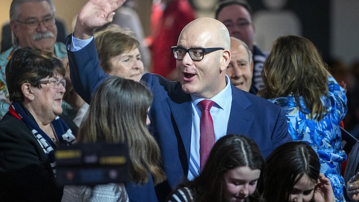 Steven Del Duca saluant une foule.