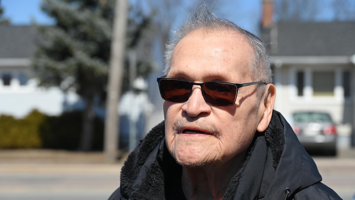 Del Riley photographié à l'extérieur lors de la manifestation de mercredi à Moncton. 