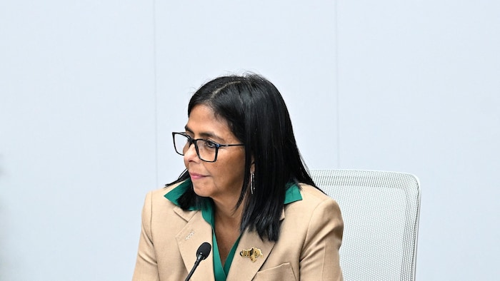 La présidente par intérim du Venezuela, Delcy Rodríguez, en réunion avec la délégation du gouvernement colombien au palais présidentiel de Miraflores, à Caracas, le 13 mars 2026.