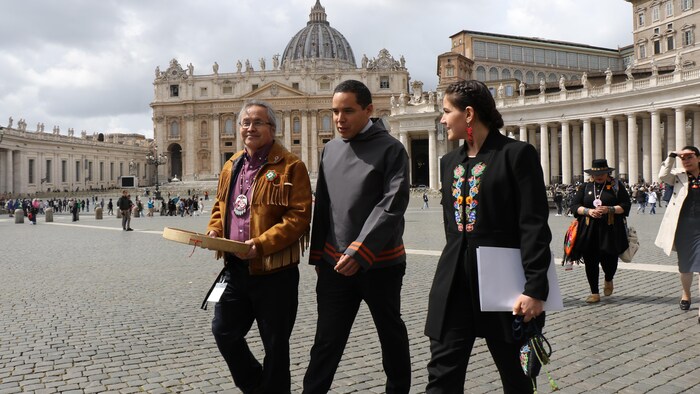Trois Autochtones sur la place Saint-Pierre.