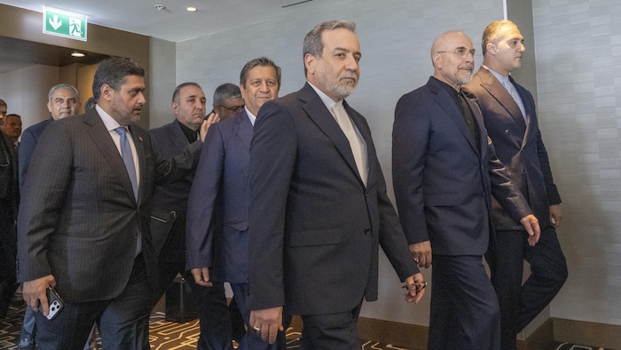  La délégation iranienne, composée notamment du ministre des Affaires étrangères Abbas Araghchi et du président du Parlement islamique d'Iran, Mohammed Bagher Ghalibaf, marche dans un couloir.