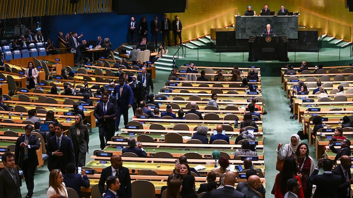 Des délégations se lèvent et quittent la salle avant l'intervention du premier ministre israélien Benyamin Nétanyahou lors de la 81e session de l'Assemblée générale des Nations unies au siège de l'ONU, le 24 septembre 2026 à New York.