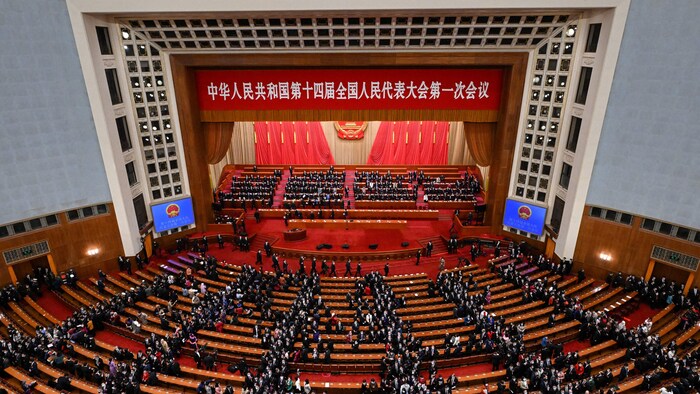 Les délégués chinois s'apprêtent à partir après la session d'ouverture de l'Assemblée nationale populaire (ANP) au Grand Hall du peuple à Pékin le 5 mars 2023.
