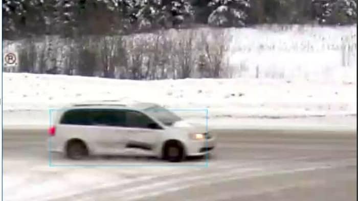 Une Dodge caravane photographiée sur une route enneigée.
