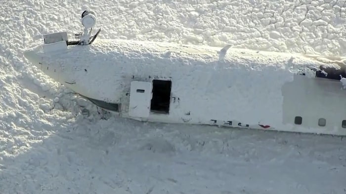 L'appareil renversé sur la piste de l'aéroport Pearson de Toronto, le 18 février 2025.