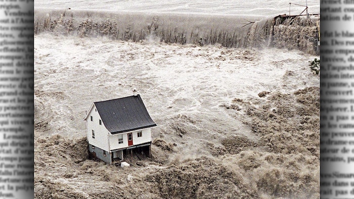 Une maison blanche qui résiste au courant d'eau.