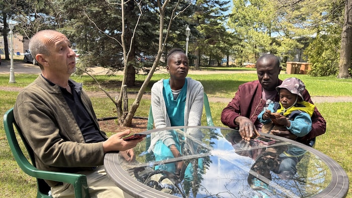 Patrick Reduron et la famille d'Émile Falène Diatta.