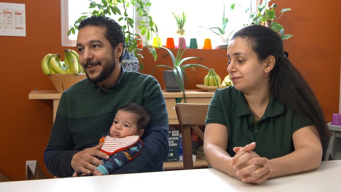 Parents Mohamed El Sayed and Sarah Mahmoud Ab-Hassan are grateful for the support they received from the Centre de pédiatrie sociale de Saint-Laurent/Au cœur de l'enfance. (Patrick André Perron/Radio-Canada)