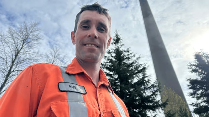 Paul Guenette en uniforme de travail.