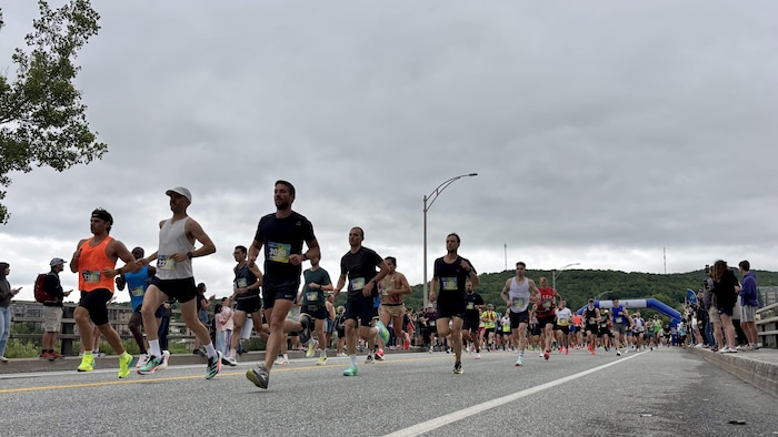 Des centaines de coureurs commencent leur course.