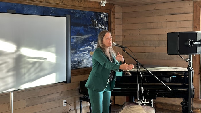 Julie Reid Forget, parlant dans un micro.
