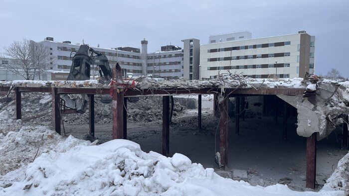 L'hôtel de ville en cours de démolition.