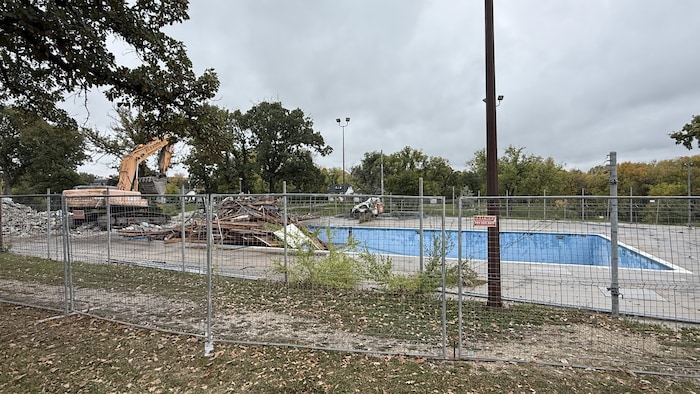 Une pelle mécanique commence la démolition de la piscine Happyland à Winnipeg, le 19 septembre 2025.