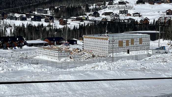 Un édifice en construction démoli.