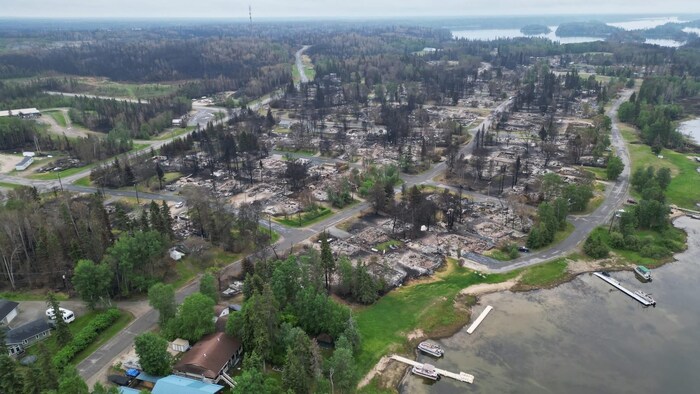 Le village de Denare Beach, en Saskatchewan, après le passage d'un feu de forêt en juin 2025.