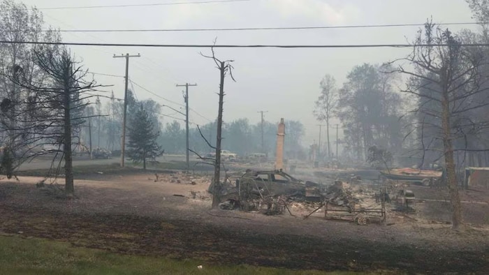 Photo de ruines après un incendie à Denare Beach.